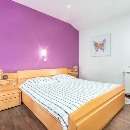 St. Anna In - Haus Fuer 8 Personen Radetici