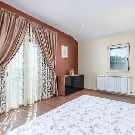 St. Anna In - Haus Fuer 8 Personen Radetici
