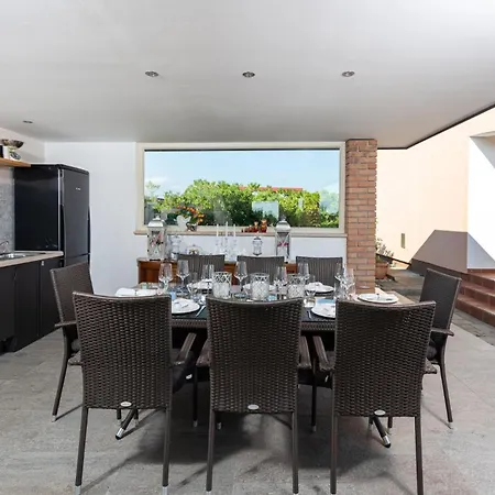 Villa St. Anna In - Haus Fuer 8 Personen Radetici