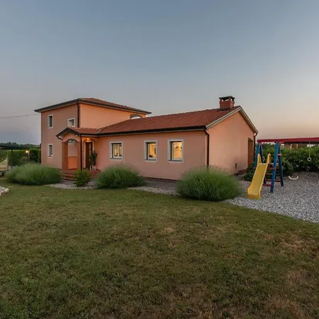 St. Anna In - Haus Fuer 8 Personen Radetici